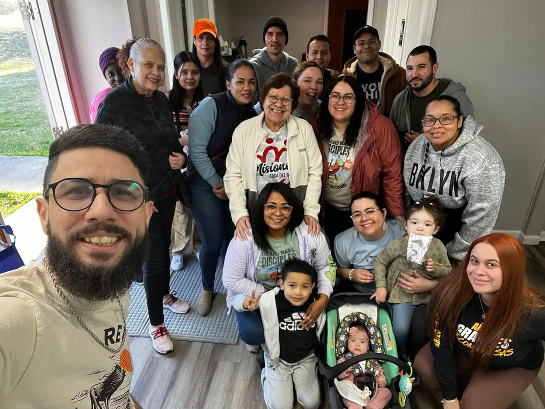 Imagen llevando palabra de Dios y comida